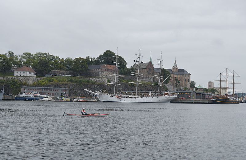 Durch den Hafen nach Akershus