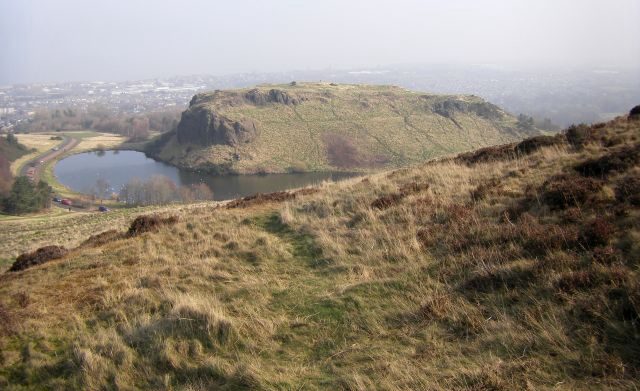 Hangman's Rock und links das Duddingston Loch